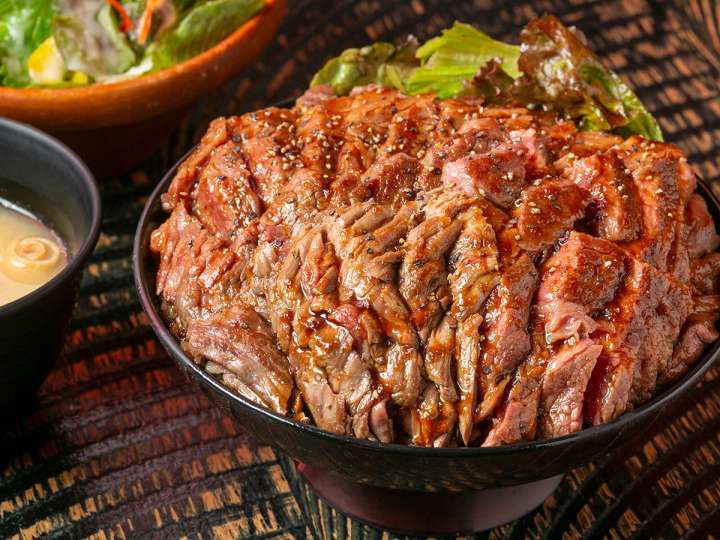ステーキ肉でゴハンが見えない！ レッド ロック 高田馬場店の「ワン
