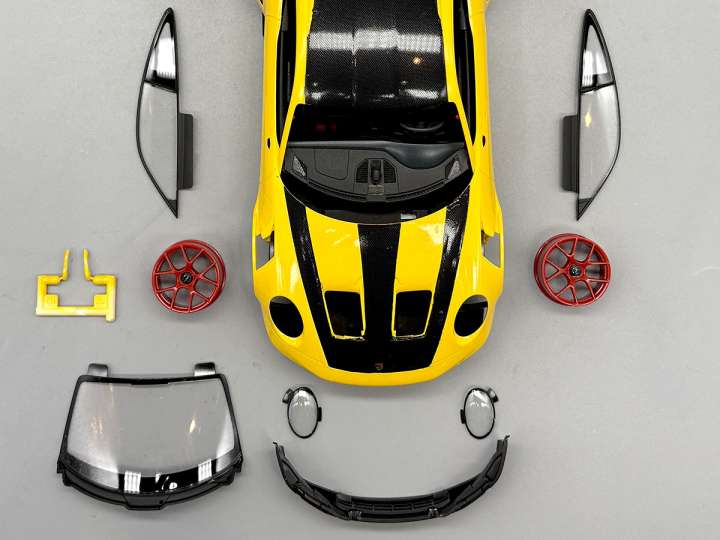 ウレタンクリアーでボディを塗装。乾燥の間に外装類を製作【達人の