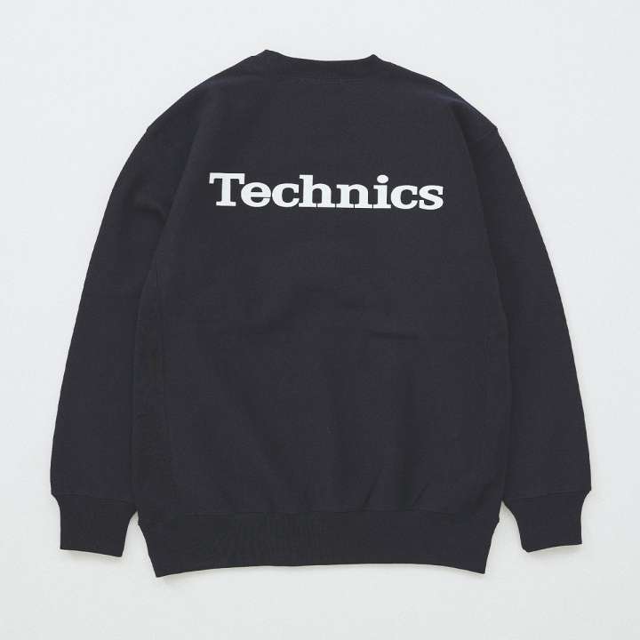 大人世代にしっくりくる。「Technics」ロゴで冬コーデに遊び心を加え