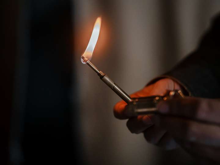 使うだけじゃなく、持つ喜びも味わえる。渋さ際立つ真鍮製オイルマッチ