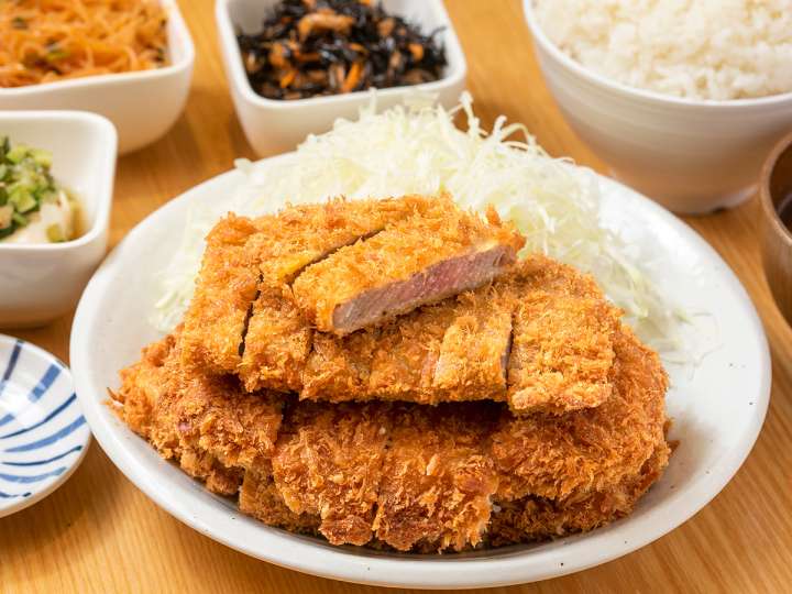 牛・上ロース・ロースの3段! とんかつは飲み物。池袋店の「漢のミルフィーユかつ定食・山盛」は夢のようなデカ盛りだった | GoodsPress Web