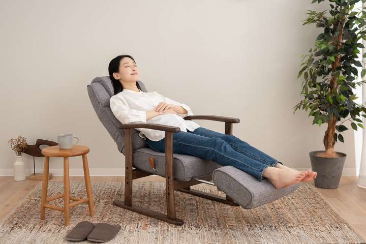 座る、伸ばす、そして寝る。オットマン一体型の高機能座椅子でくつろぎ
