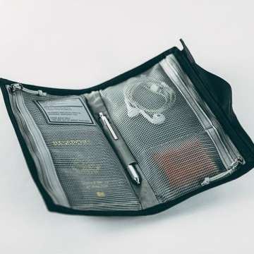 ガジェット、文具、ノート…細々したものをすっきり収納できるポーチ