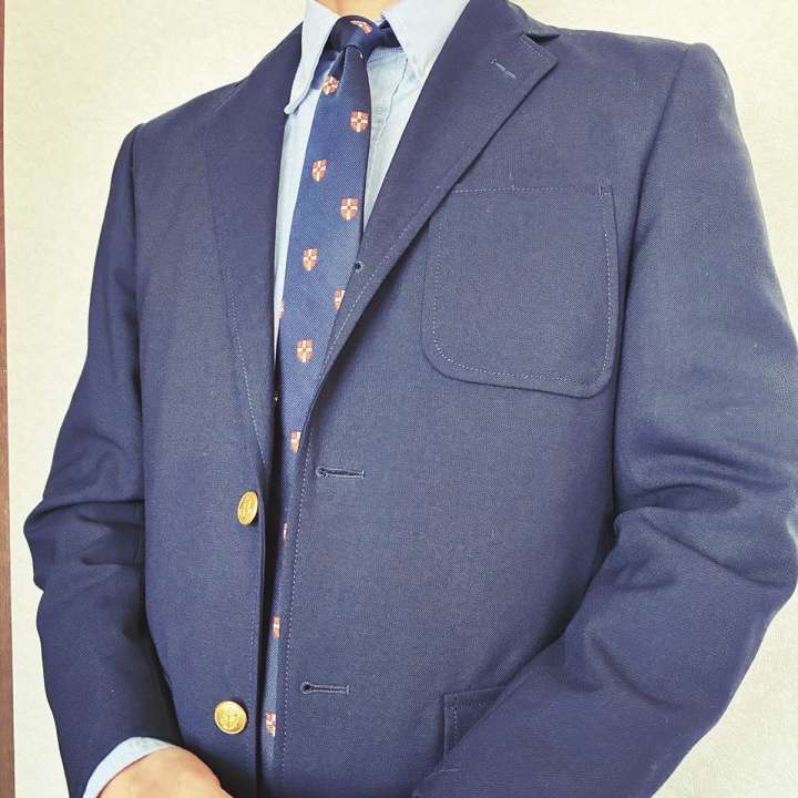 オン・オフ兼用できるリアル万能服が欲しいなら、とりあえず紺ブレを