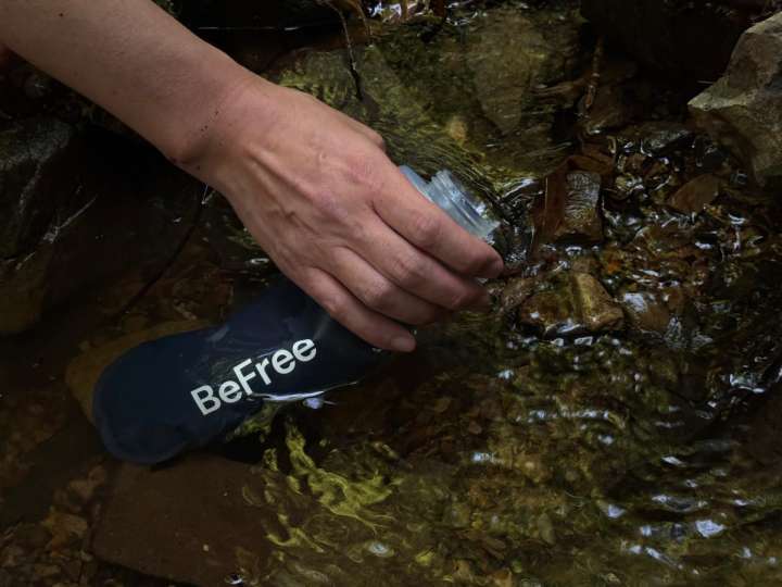 高尾山近くの沢で携帯浄水器「ビーフリーAC」の実力をチェック！ニオイ