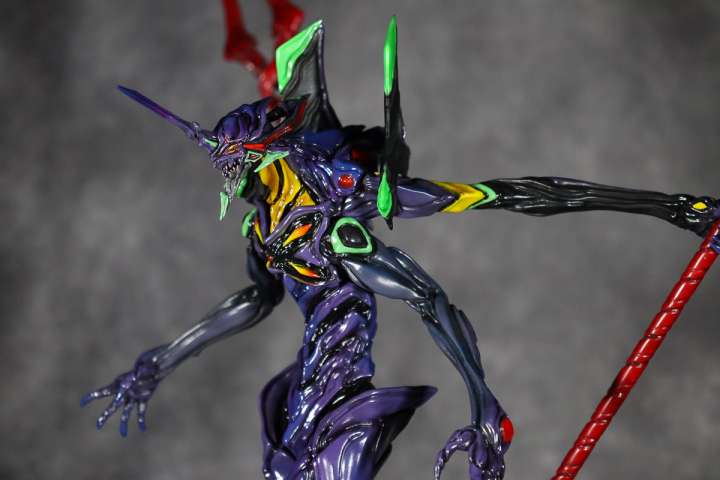 腕はマグネットで付け替え可。「エヴァ13号機」を完全新規造形で迫力の