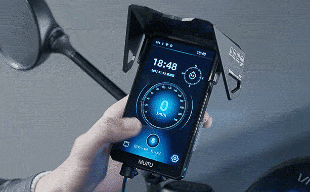 スマホ感覚で使える！ 自転車・バイク乗り必見の“多機能モニター”とは