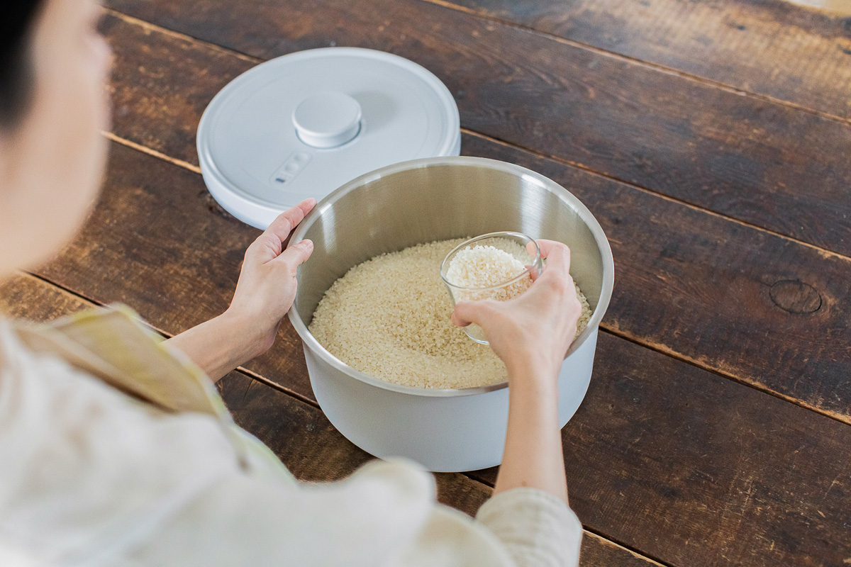 プロの料理人も愛用。酸化も虫もカビも防ぐ真空保存容器「OoBLE Gray」とは？