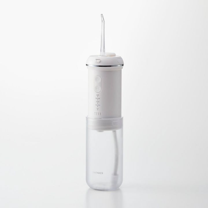 コンパクトにたためる口腔洗浄機を持ち歩けば昼食後だって口の中スッキリ