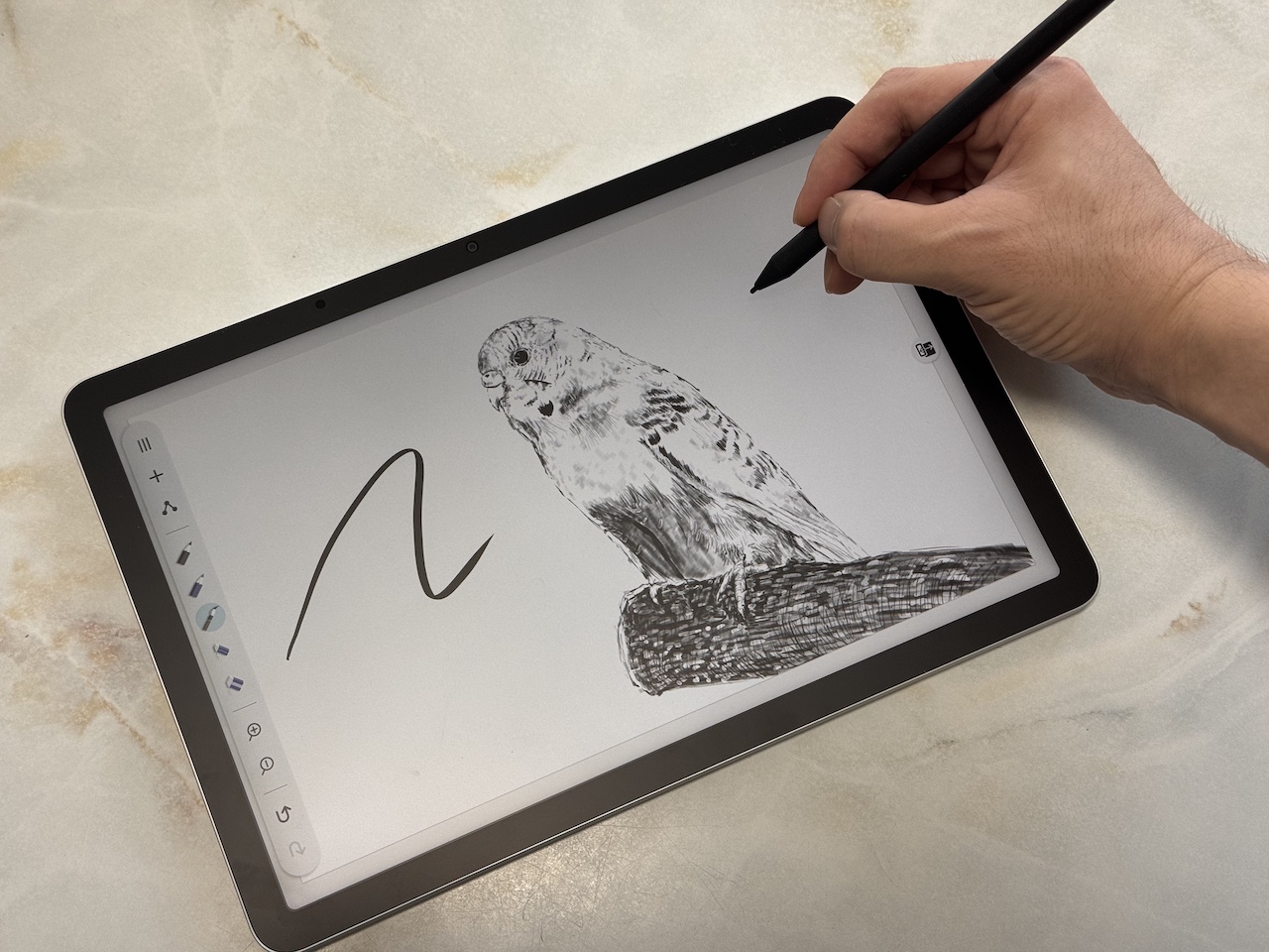 出先に手軽にお絵描きできるタブレット「Wacom MovinkPad 11」は