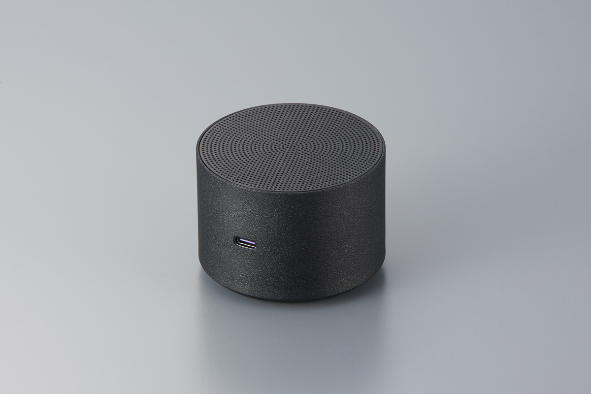 浴室の壁にペタッと貼れる!? マグネットで吸着する小型スピーカーでバスタイムに音楽を持ち込もう！
