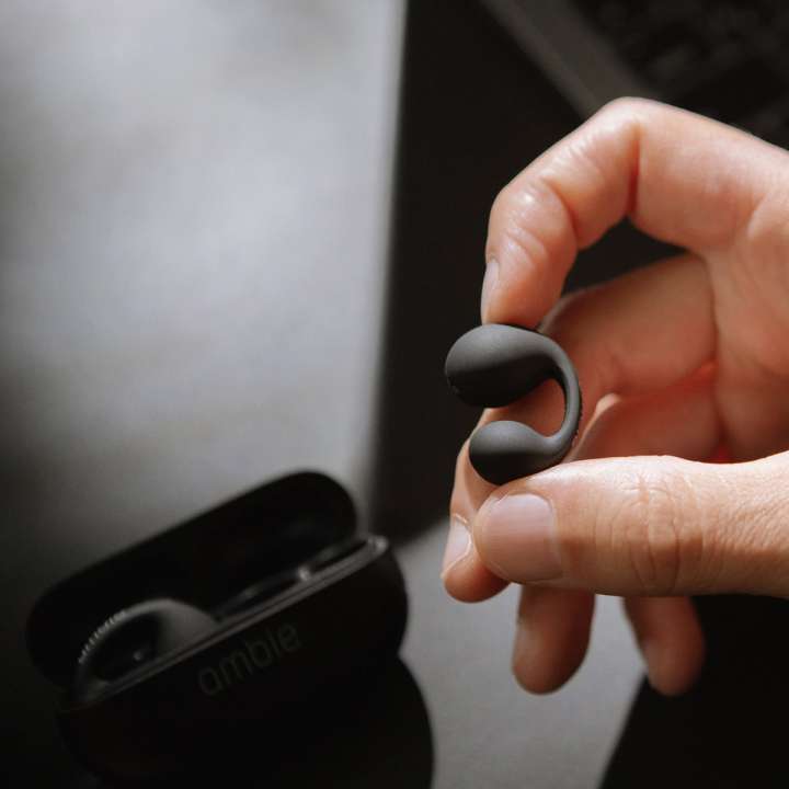 イヤーカフ型イヤホンのパイオニア的存在ambie。機能や操作感が
