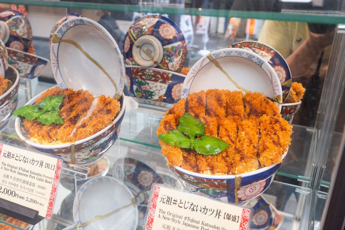 カツ2枚のせで約1kg！#カツ丼は人を幸せにする 神田店「#とじないカツ丼 爆盛り」で満腹な幸せに浸ってきた