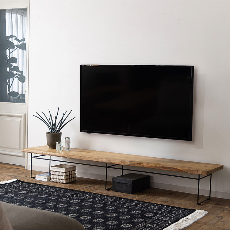 シンプルだけど存在感抜群。天然木とスチールのテレビボードでリビングの雰囲気を格上げ
