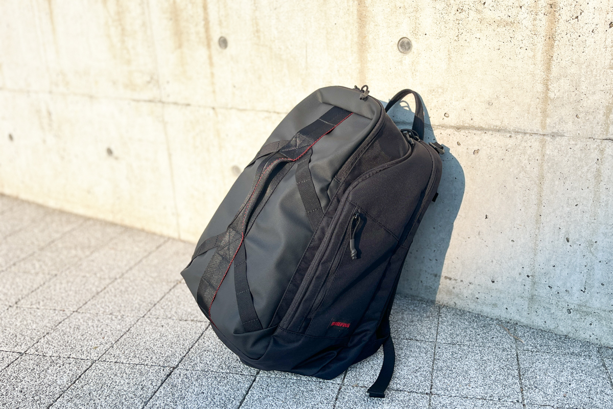スーツケースはおおげさ。でも荷物は多い…そんな日にはブリーフィングの出番です