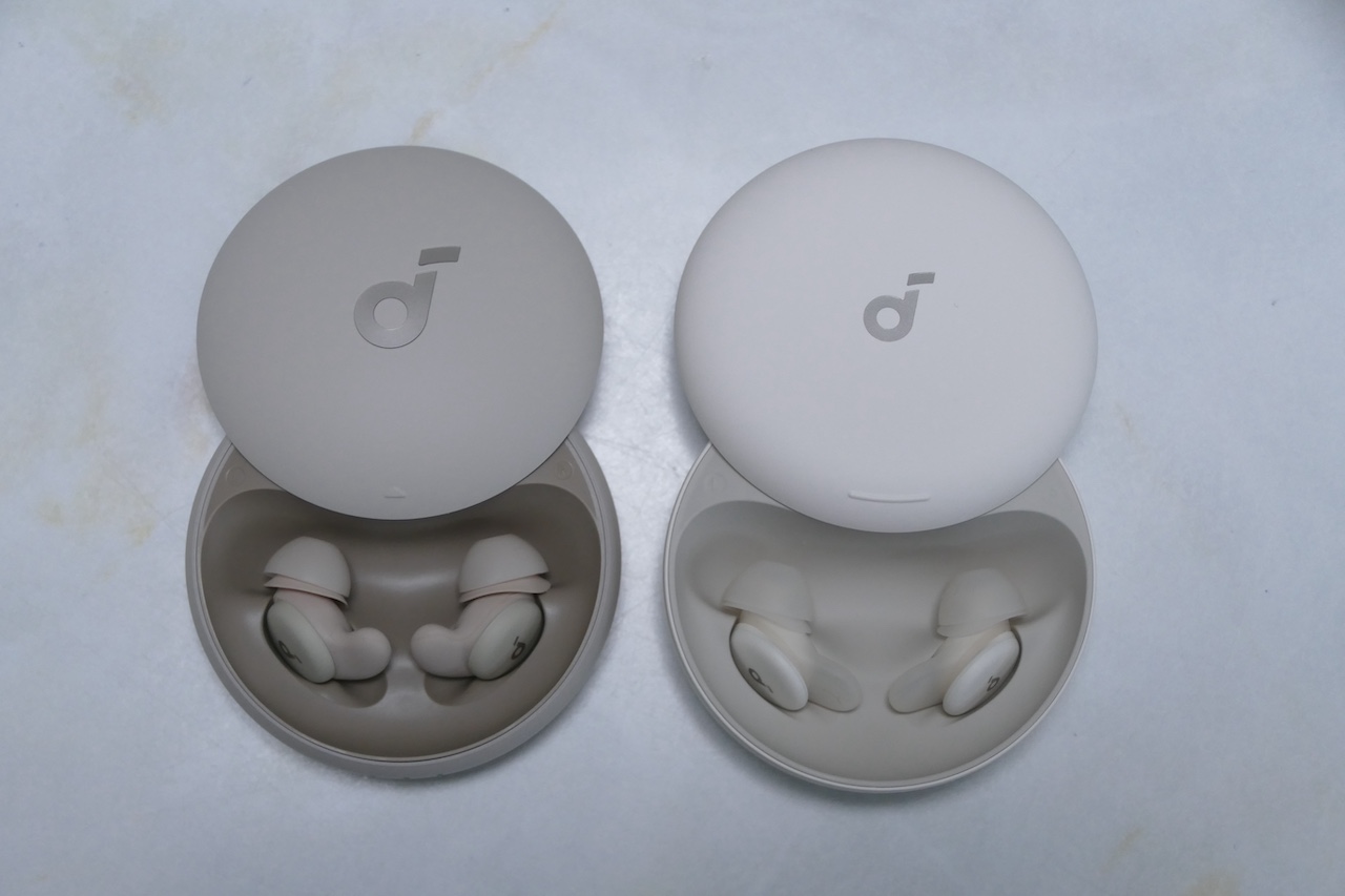 Soundcore Sleep A20とA30の充電ケースを開いた様子