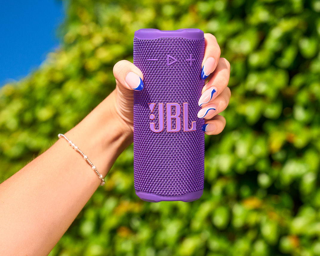 小さくてもパワフル。ほぼエナドリ缶サイズのJBL「Grip」で音と光を楽しもう！