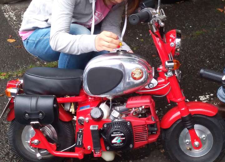 スーツケースにも入っちゃう！？世界一小さなバイク「仔猿」に込めた開発者の大きな「夢」