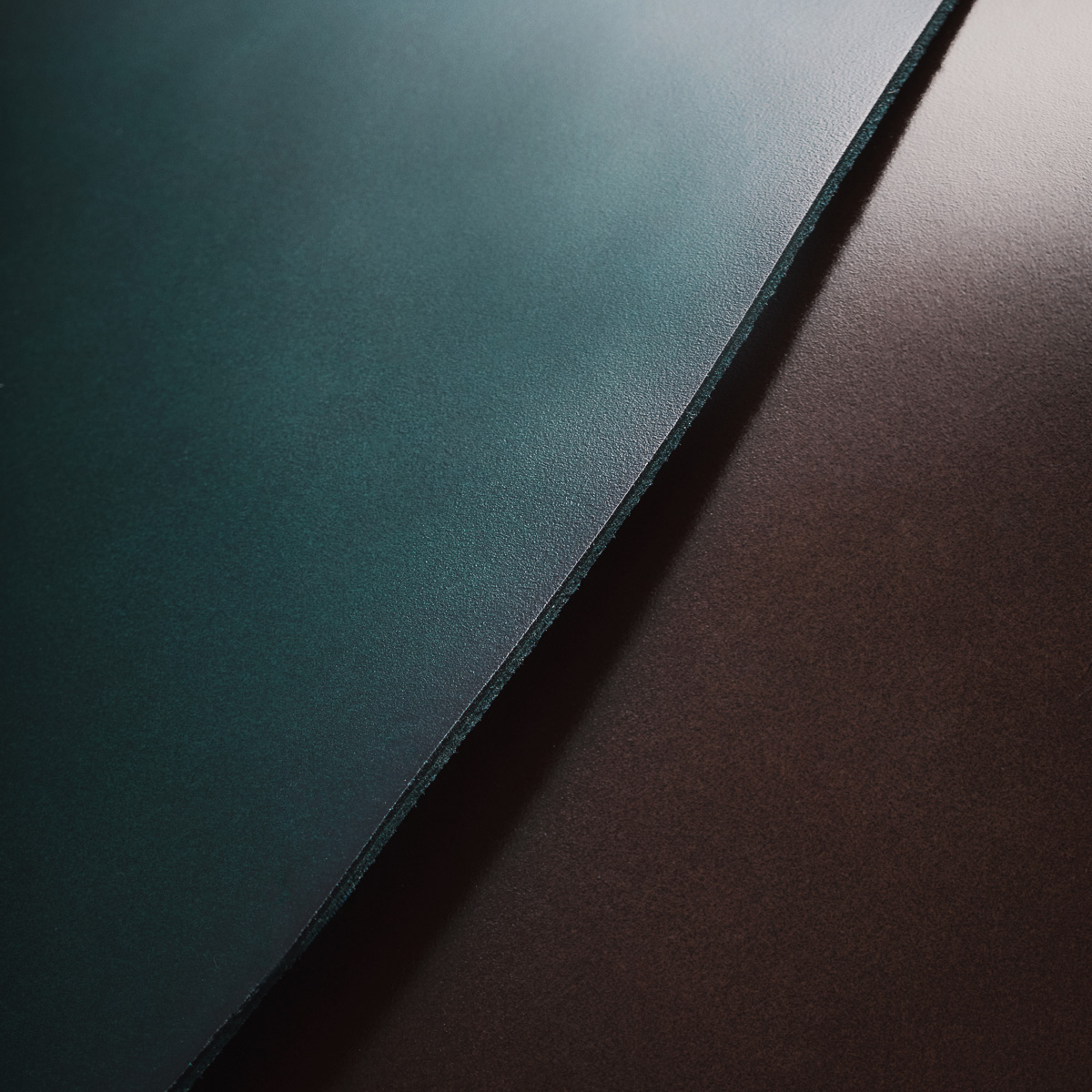 “水染めコードバン”が放つ透明感と品格。TSUCHIYA KABANの上質な革財布たち