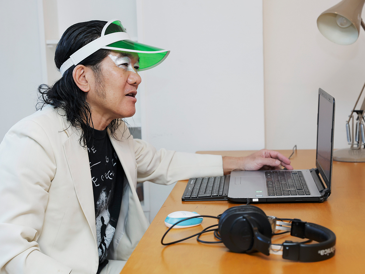 プロが選んだ愛用イヤホン＆ヘッドホンは何だろう？ 男気啓蒙アーティスト・掟ポルシェの相棒とは