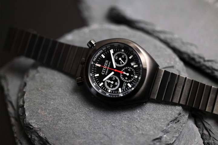 腕元を武骨に引き締めるシチズン「ツノクロノ」オールブラックモデル