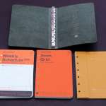 レザーバインダー:ホースヘアーⅡ ミニサイズ グリーン 1万3200円(税込)/リフィル:「2026年版週間レフト式」1320円(税込)、「メモパッド 2㎜方眼80枚」638円(税込)/アクセサリーリフィル「プロジェクトマネージャー 6色アソート」572円(税込)