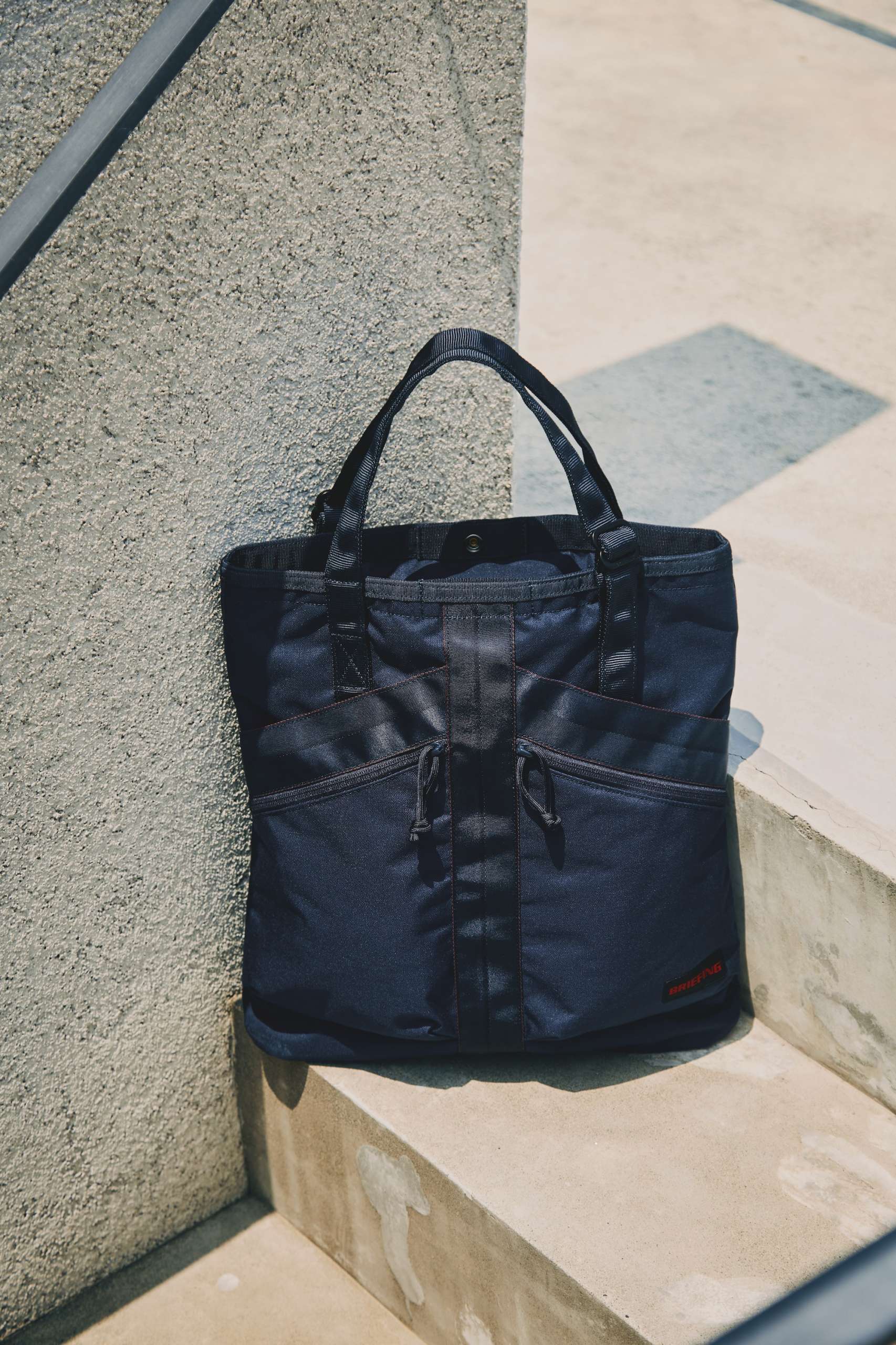 日常にミリタリーを。ブリーフィングのヘルメットバッグで着こなしにアクセントを加えよう