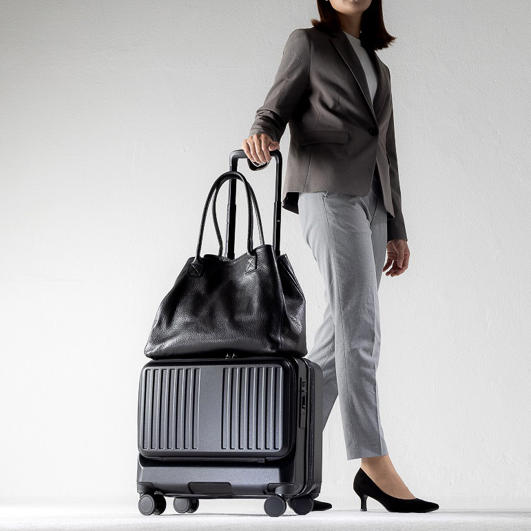 まるでパイロットのフライトケース。ビジネスユースに最適な横型スーツケース