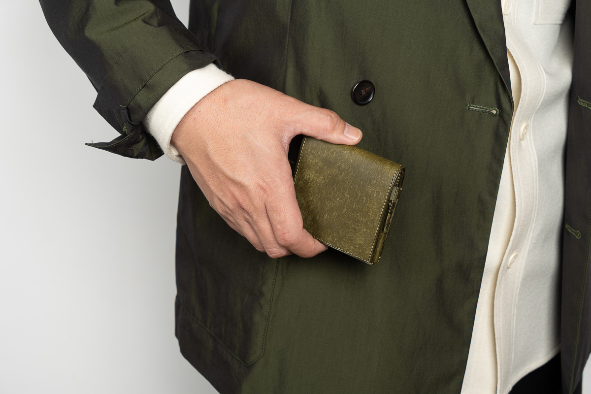 お札も小銭もカードも使い勝手を犠牲にしないミニ財布。高級レザー製だから質感もイイ