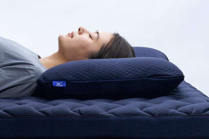 呼吸量が約28％上がるというミズノの枕。ポイントはやっぱり首の角度
