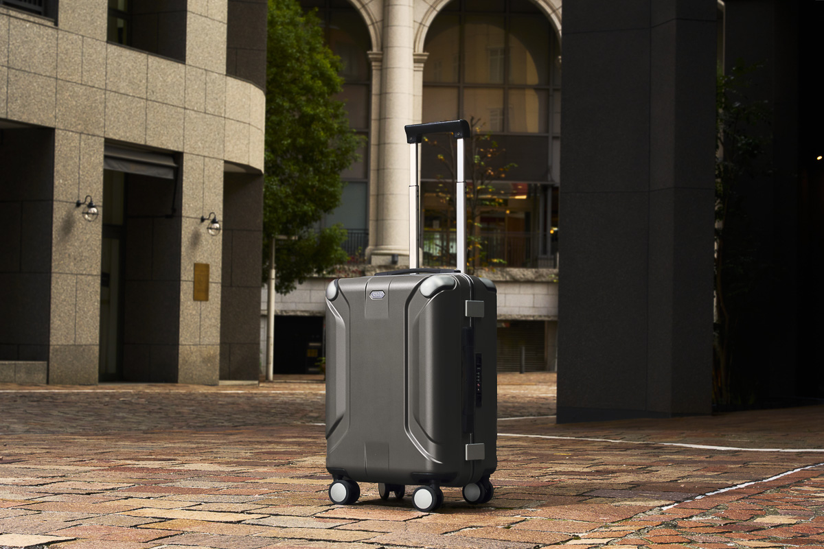 ヘルメットのSHOEIが手掛けるスーツケース。共通点はもちろん”守る”こと