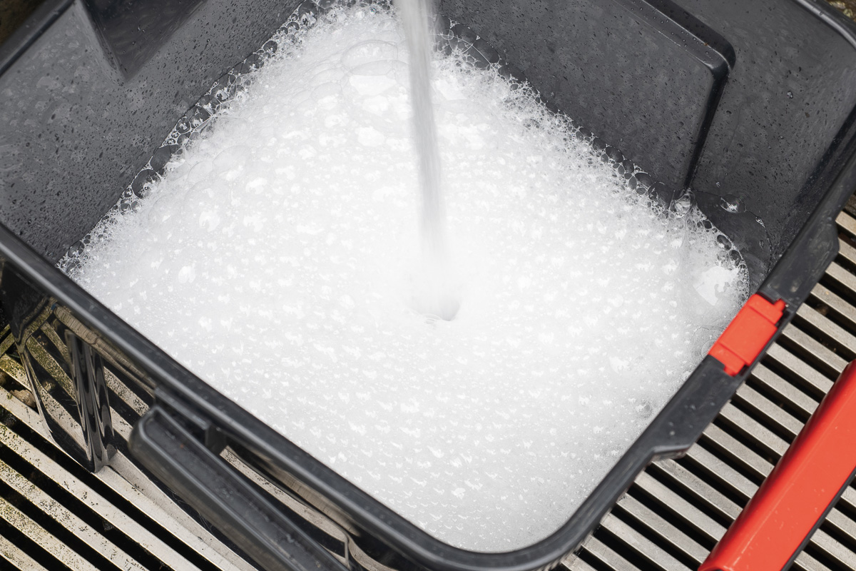 年末は時短洗車ではなく“徹底洗車”で細部まで！【クルマの年末大掃除】