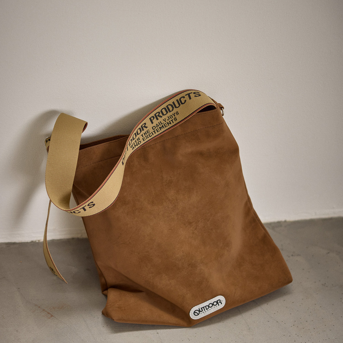 スウェード調の上品顔が効く。着こなしの仕上げに選びたいショルダーバッグ