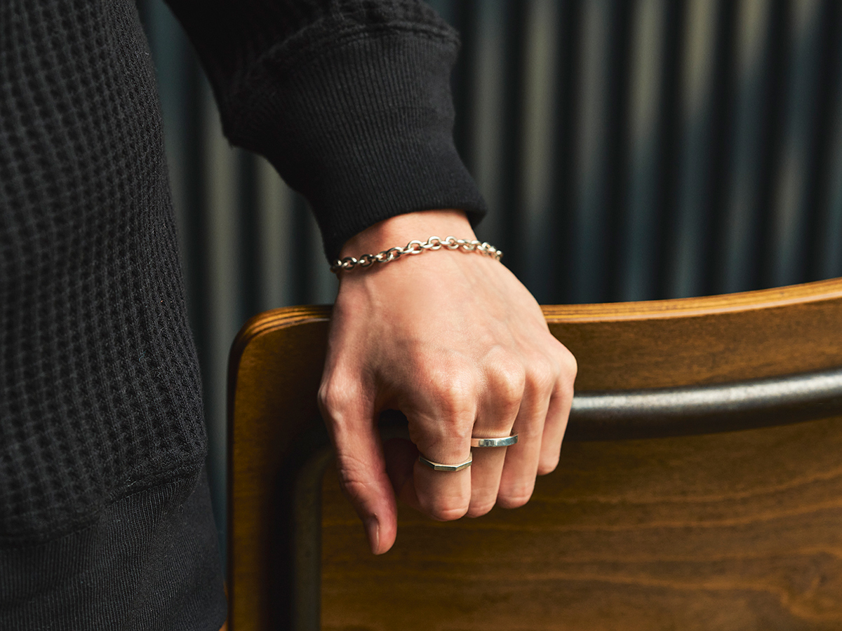 アクセサリー初心者必見。大人が初めて取り入れても失敗しない“付け方”の基本とは？ 正解と失敗、両方の例からレクチャー