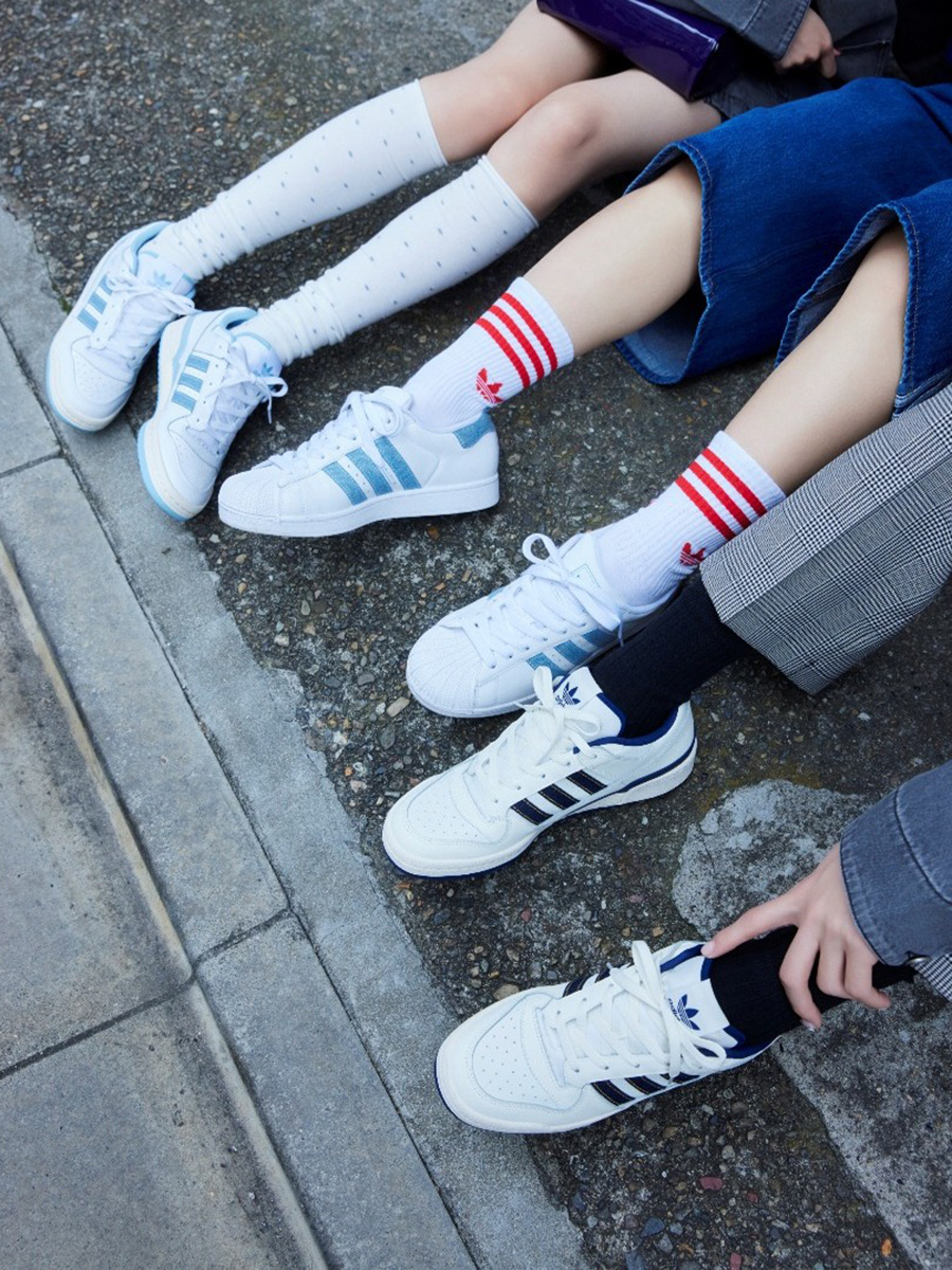 定番アイテムにデニムの爽やかさをプラス。春の到来が待ち遠しくなる、アディダス オリジナルスの「デニムパック」