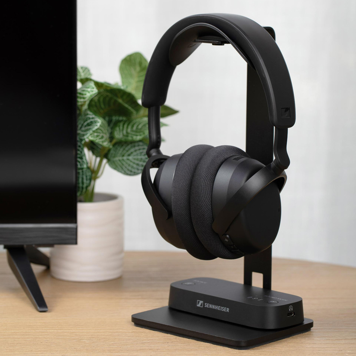 深夜の映画もド迫力！ゼンハイザーのTV用ヘッドホンなら家族への配慮も完璧