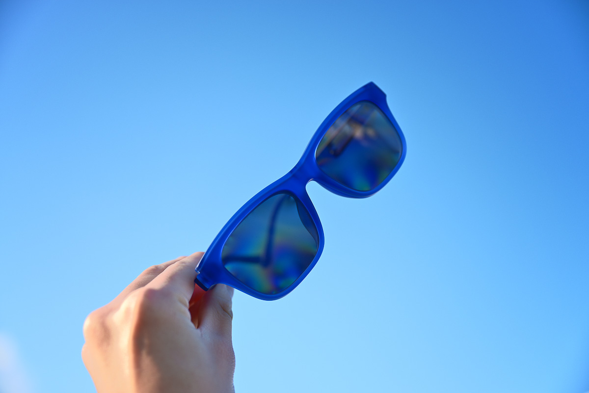 アンダー1万円で偏光レンズ付き。軽くてタフなアウトドアプロダクツ初のサングラスが登場