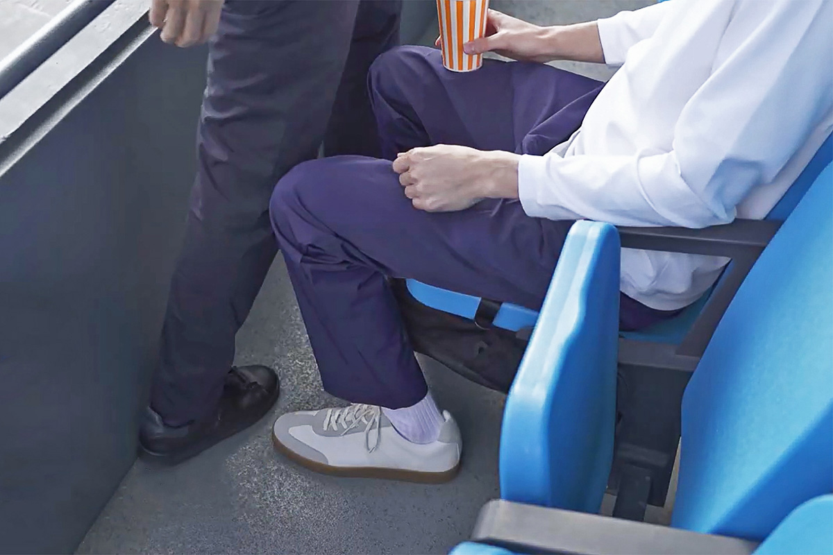 スタジアムでのスポーツ観戦にぴったり。シートに吊り下げられる新発想バックパック