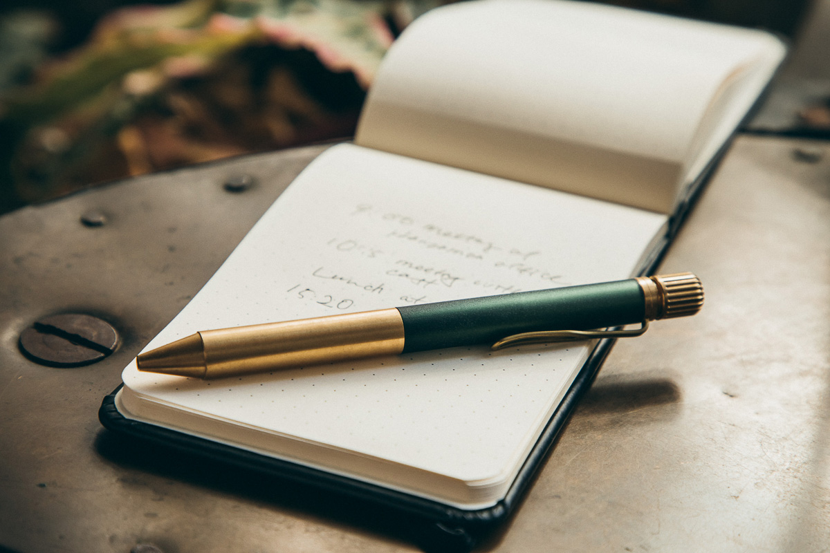 自分だけの1本に育てる悦び。サクラクレパスの真鍮製ボールペンが持つアンティークさに注目