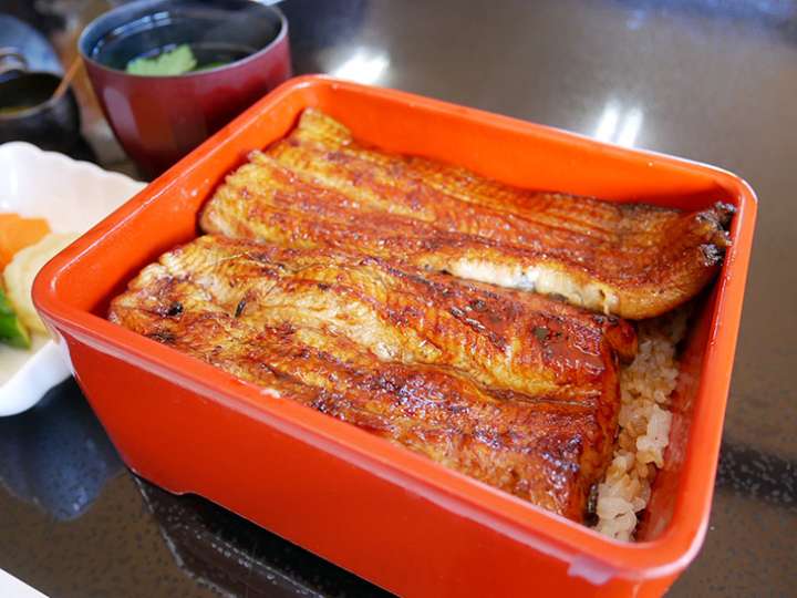 ▲「うな重」肝吸、香物付き 3,960円。香物はあっさりした浅漬け