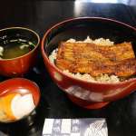 ▲「鰻重（半身）」吸物、香物付き 2,500円（1尾の場合は3,800円）。肝吸にする場合は＋350円