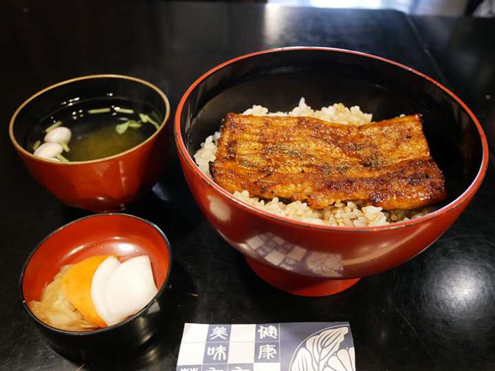 ▲「鰻重（半身）」吸物、香物付き 2,500円（1尾の場合は3,800円）。肝吸にする場合は＋350円