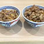 ▲牛丼並盛（左）と、具材だけを大盛にしたアタマの大盛（右）