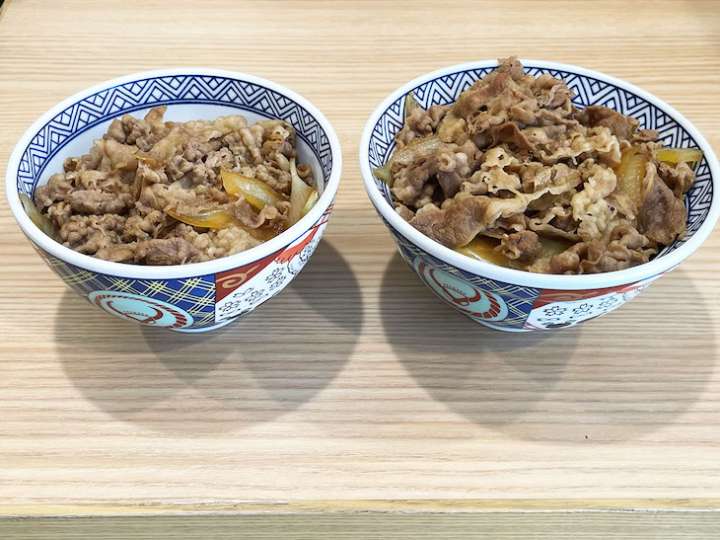 ▲牛丼並盛（左）と、具材だけを大盛にしたアタマの大盛（右）