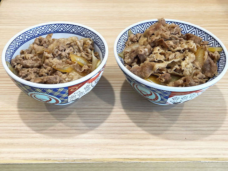 ▲牛丼並盛（左）と、具材だけを大盛にしたアタマの大盛（右）