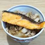 ▲豚丼は鮭をトッピングして豚鮭丼に