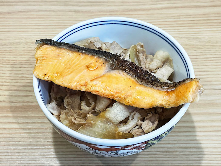 ▲豚丼は鮭をトッピングして豚鮭丼に