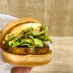 ▲見た目も味もまるでお肉！　ソイパティを使った「ソイテリヤキバーガー」