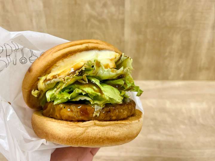 ▲見た目も味もまるでお肉！　ソイパティを使った「ソイテリヤキバーガー」