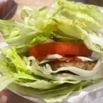 ▲バンズの代わりにレタスで包んだモスの菜摘（モス野菜）